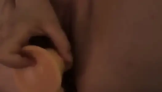 Aku lagi asik ngentot memek sempitku pakai butt plug