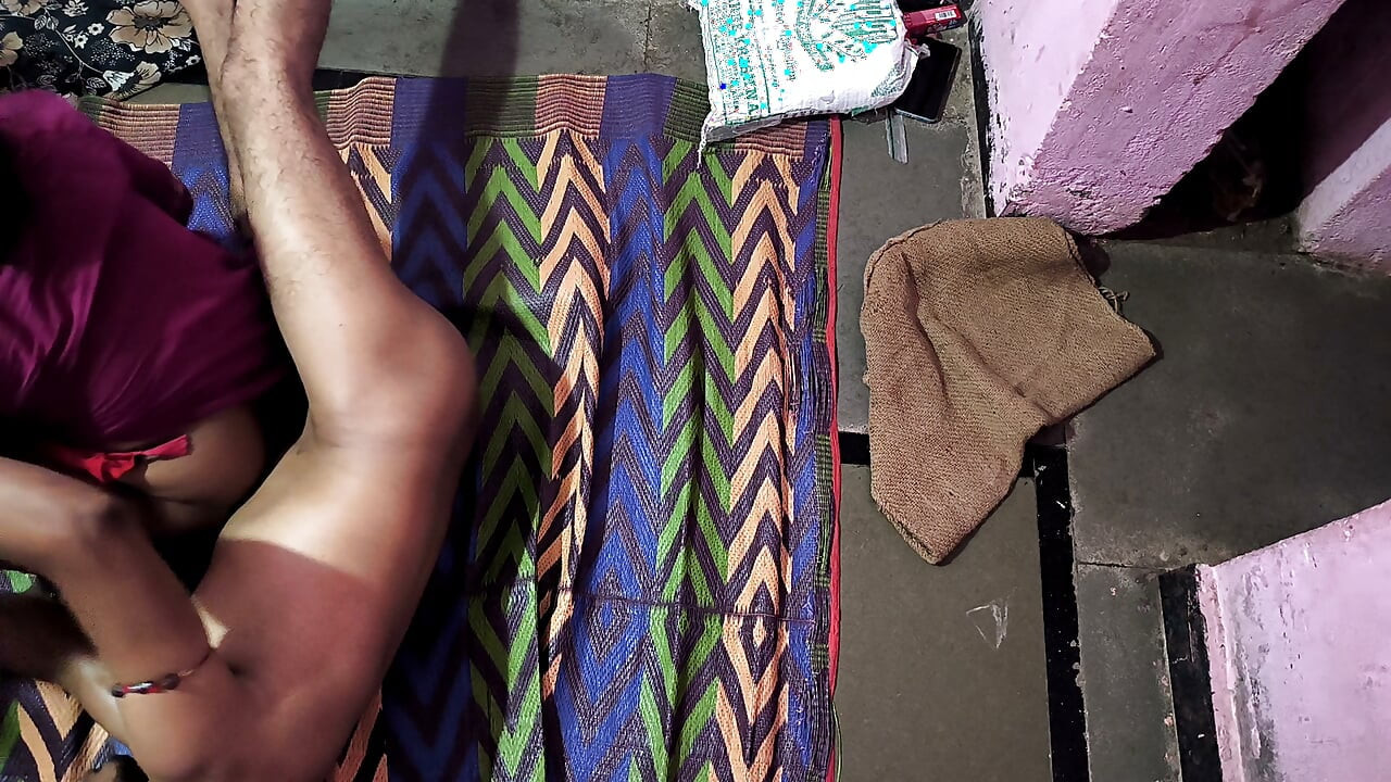 18+ nadržená desi indická dívka tvrdě jezdí na péru