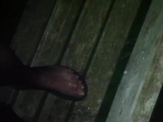 Mijar nos pés com macacão arrastão