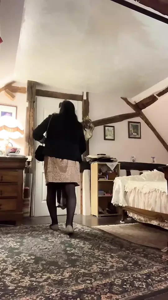 Outfit with a leopard print skirt