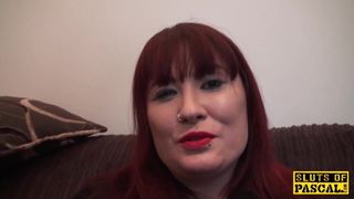 Rondborstige Britse roodharige gedomineerd met ruige seks