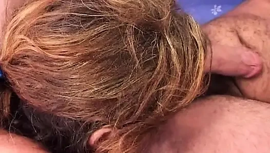 Wanita dewasa rambut cokelat ini melahap pantat dan kontol di sofa liar