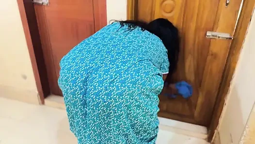 Pembantu muslim arab pantat montok lagi bersih-bersih kamarku sebelum aku ngeliat pantat montoknya sambil bugil & mulai ngocok kontolnya