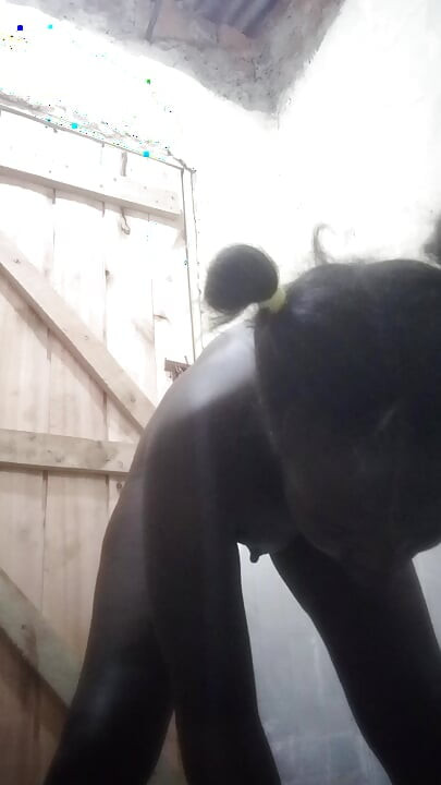 Kenyan Big Ass girl shaving and masturbating