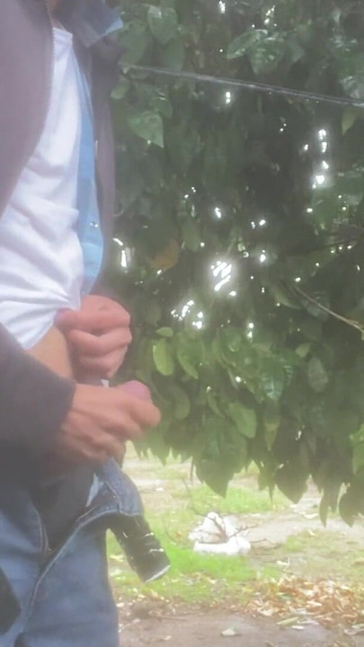 在雨中找到了一个干燥的地方来取悦自己 |剪辑 1