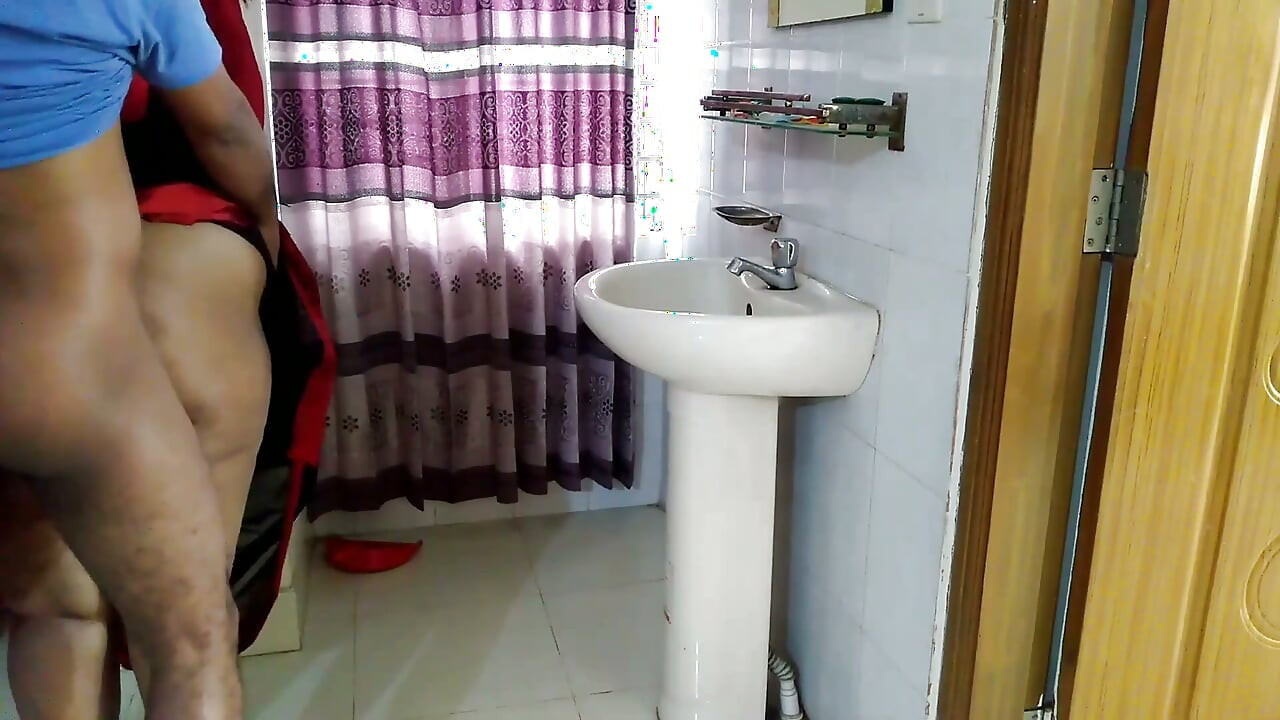 Tía sexy paquistaní se para frente al espejo y el cabello se combina y un chico la folla el día de San Valentín