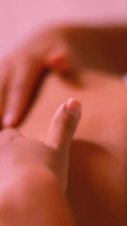 Moment spectaculos de la "Vecina și vecina într-o întâlnire șansă la duș, vecina cerșind spermă în ea"