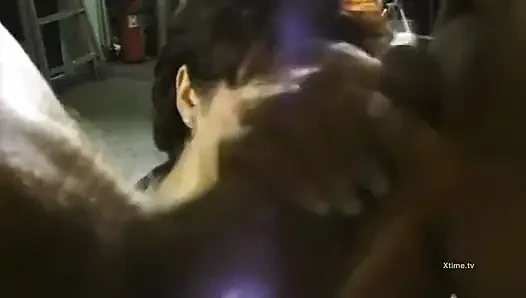 Siyah çoraplı seksi sarışın terzilik laboratuvarında grup seks yapıyor!