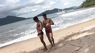 Дикий пляжный трах вместе с горячими пареньками-геем