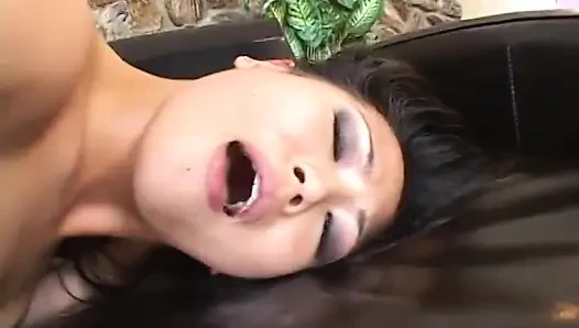 Cewek asia sange dengan tubuh semok dientot tenggorokan sama cowok berondong
