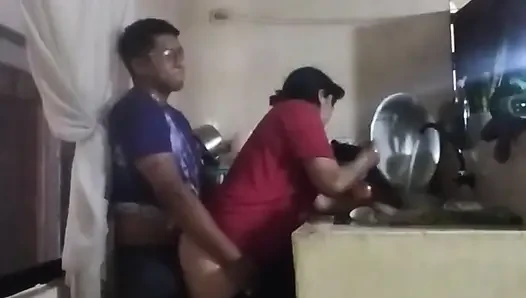 Ngentot pembantuku di dapur waktu istriku lagi di ruang tamu