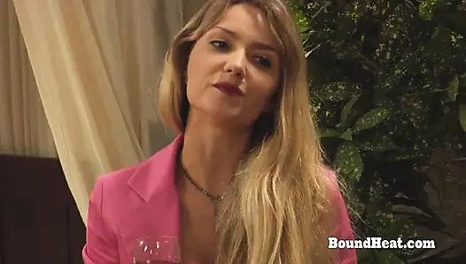 Ateşli sarışın lezbiyen köle domaltılarak takma yarakla sikiliyor