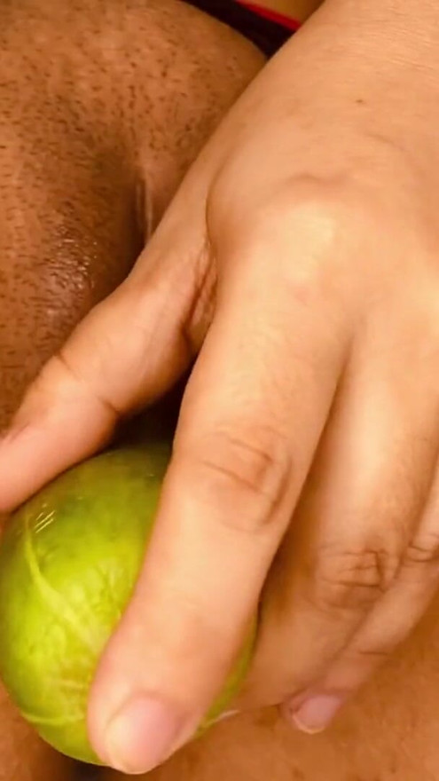 特寫：我的陰戶在深處吞下一根濃黃瓜的極端視角 | 短片 3