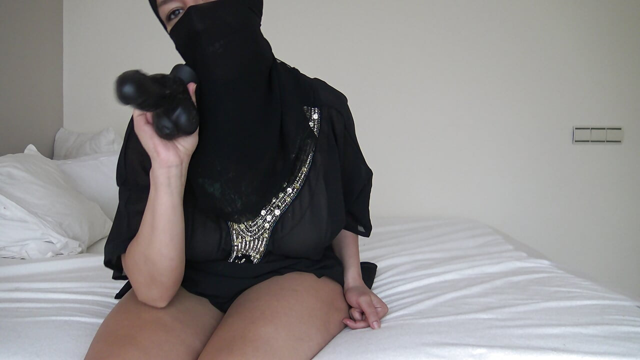 Une femme arabe cocu à Dubaï veut des grosses noires et du sexe avec des inconnus