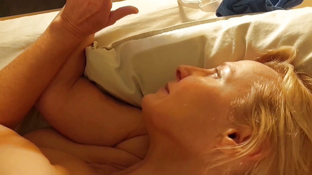 Amateur blonde rijpe vrouw geniet van voetenbeurt en lichaamsaanbidding