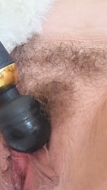 förstapersonsvy hårig amatör milf ensam hemma, sexig onani i päls, snälla ryck med mig och titta på mina stora tuttar | Klippa 1