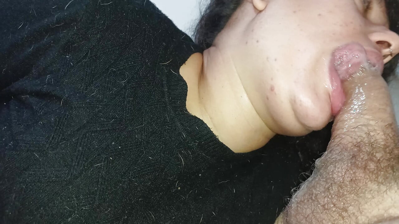 پرخور کیرش رو تا ساقه، تا پشت گلوی عمیقش می بلعه