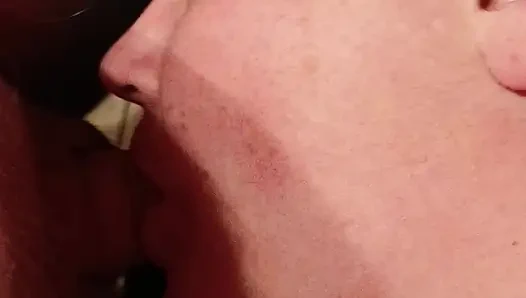 Kocamın yarağını emerken gülümü kullanarak boşalıyorum