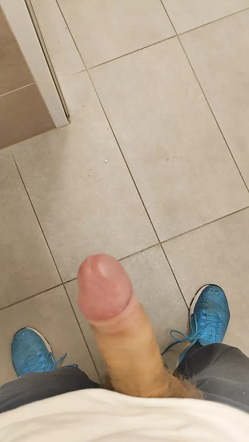 Cowok kulit putih dengan tubuh langsing ini dientot habis-habisan di gym