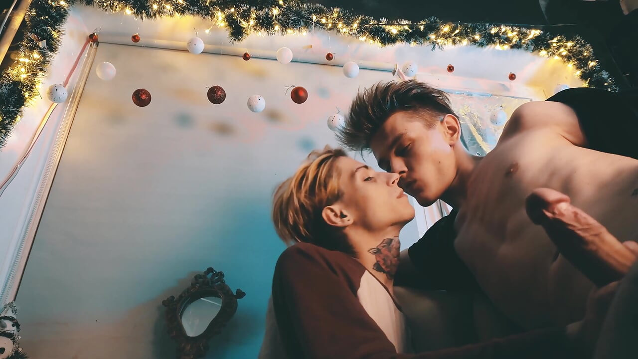 Sweet couple of guys had hot sex on the eve of Christmas