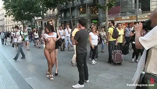 Dicke titten, runder arsch, beschämt