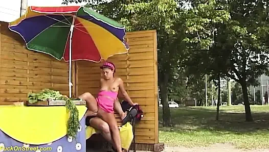 Kızıl saçlı genç kız anal sikiliyor