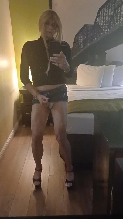 Madisongurl dances in her motel room