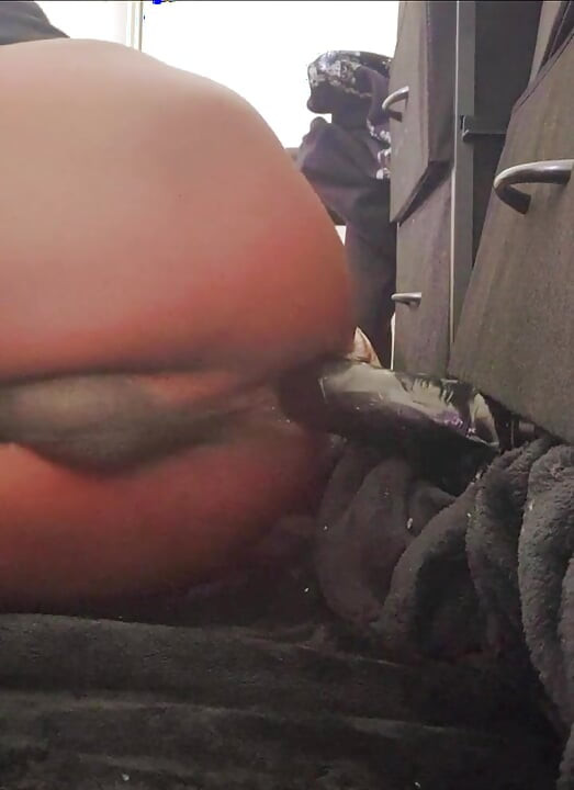Bubblebutt nimmt einen großen dildo wie ein profi