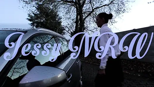 Sekreter piliç üçlü grup sekste siyah ve beyaz bir yarakla sikiliyor