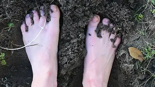 Maaf menjilati kaki kotor penurut