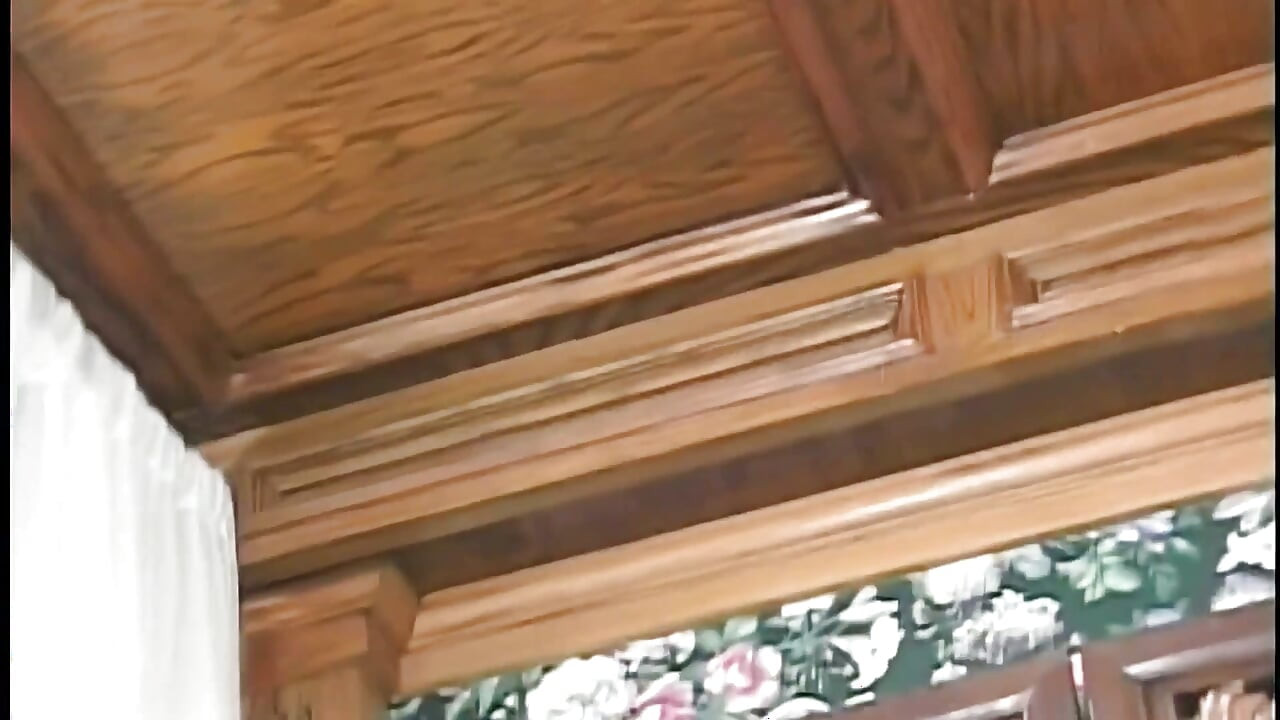 彼女は私のチンポを口の奥深くまで入れます