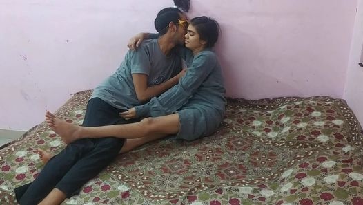 印度苗条的女大学生深喉口交，高潮激烈的阴户性交