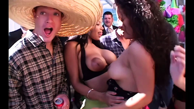 Luscious Lopez легко уговорить на тройничок XXX