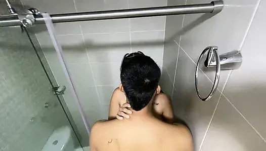 Gadis kurus seksi dientot di kamar mandi sampai dia orgasme dengan kontol besar