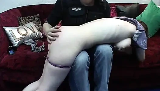 Delphine wird versohlt