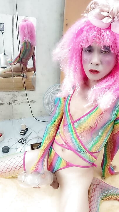 Transgender Le nosí sexy oblečení a hraje si s umělými prsy