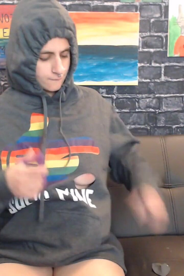 Mengoyak hoodie kebanggaan gay kami yang lain