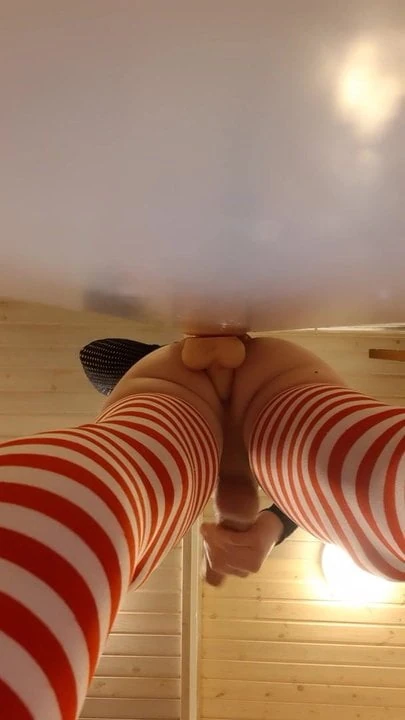 Trẻ đàn ông tánh giống như đàn bà cums với khổng lồ dildo trong các asspussy