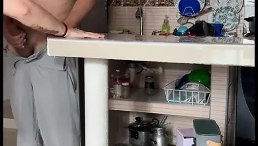 Üvey anne büyük göğüsleriyle mutfakta mastürbasyon yapıyor