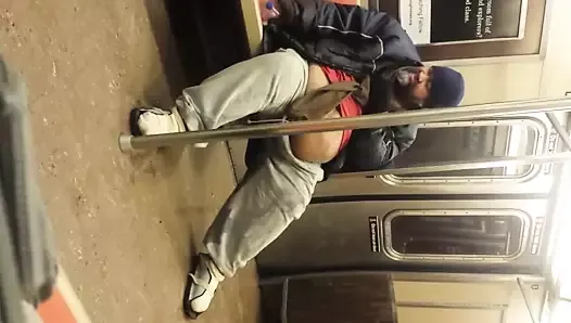 Gordito meando en el metro