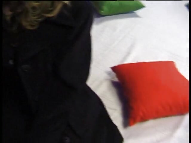 Gata mostrando seu corpo perfeito e habilidades de chupar