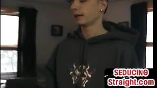 Skutečný str8 amatérský twink saje DILF v domácím bj