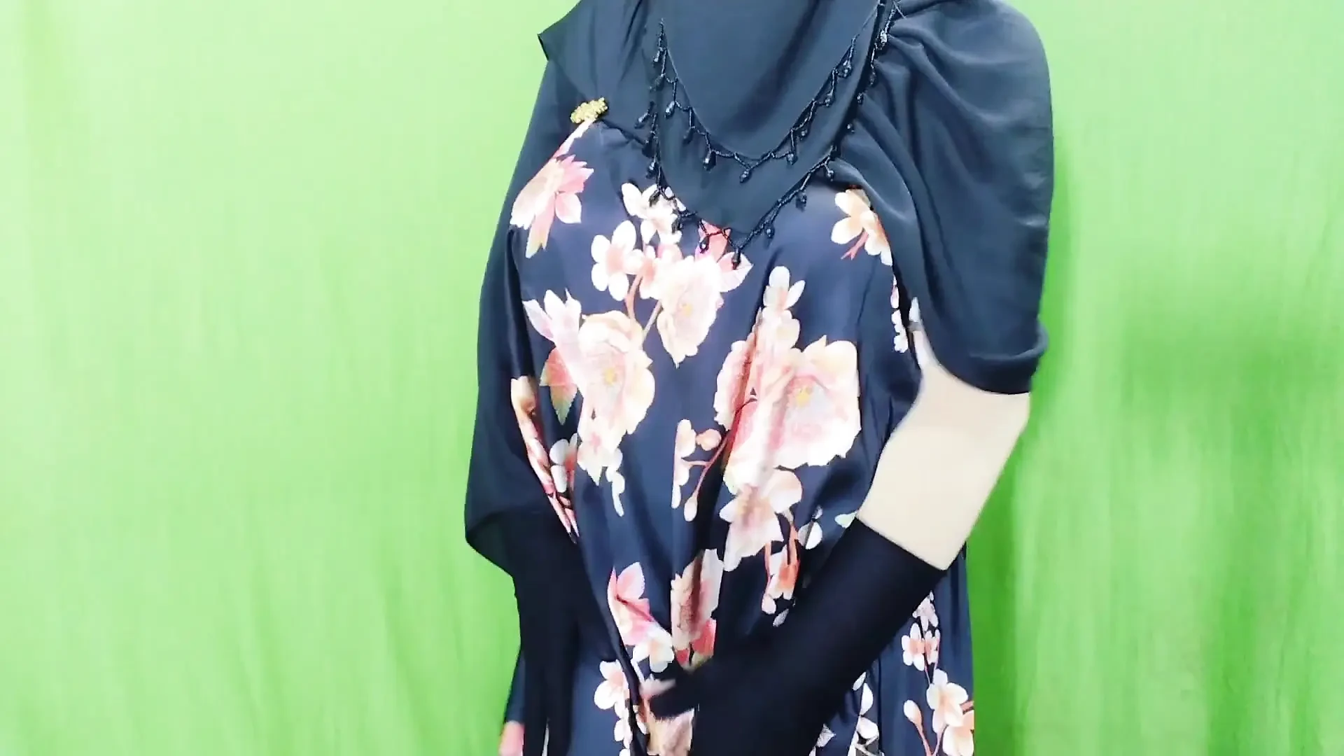Bella casalinga musulmana hijabi scopa con il vicino - con un chiaro audio hindi