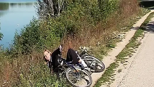 Freches französisches schätzchen wurde in der outdoor-show gefickt