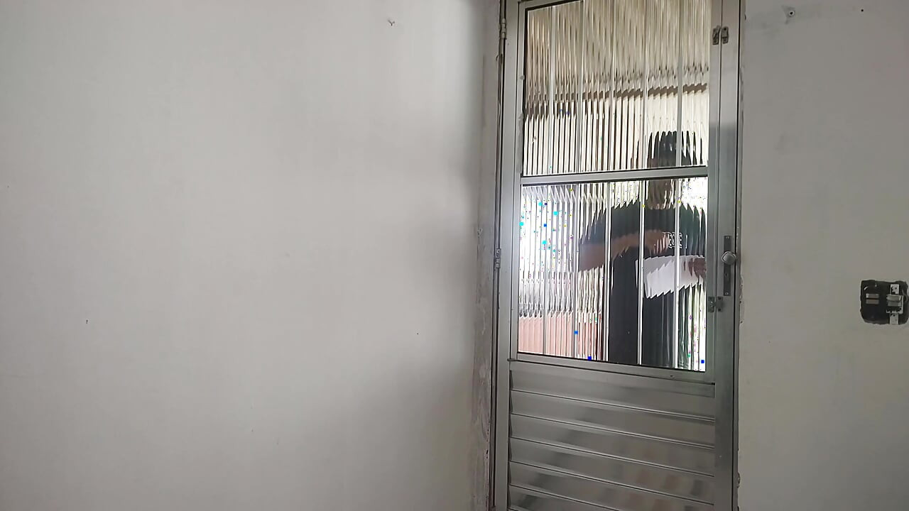 Η γυναίκα κάνει ό,τι θέλει ο αστυνομικός για να αποφύγει τη σύλληψη του άντρα της