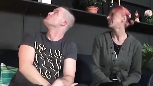 Verdorbene nymphomanin spreizt beine für mehrere schwänze