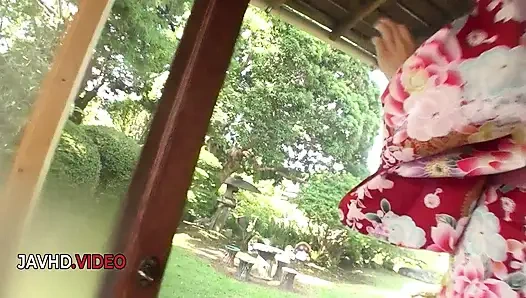 Hitomi oki bekommt nach dem knisternden japanischen blowjob-showdown hart in ihre muschi gefickt