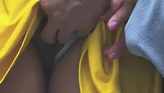 Mädchen erwischt im öffentlichen bus, während sie den schwanz eines fremden bis zur ejakulation streichelt