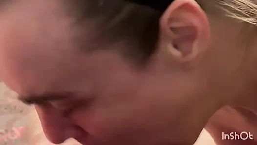 Зрелая сосет хуй и получает переполненный рот большим количеством спермы!