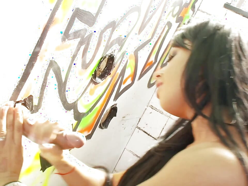 Kerry Louise adora gozar no gloryhole